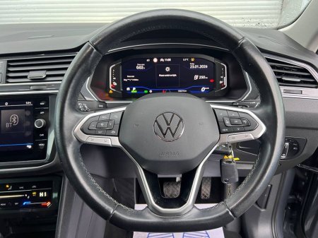 2023 Volkswagen Tiguan LIFE 1.4 HYBRID // DIGITAL CLUSTER // APPLE CARPLAY/ANDROID AUTO // DUAL ZONE CLIMATE CONTROL €31,900