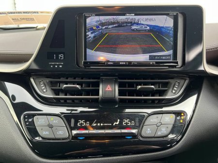 2019 Toyota C-HR 1.8 HYBRID // DIAMOND CUT ALLOYS // HALF LEATHER HEATED SEATS // DUAL ZONE CLIMATE CONTROL €19,900 thumbnail