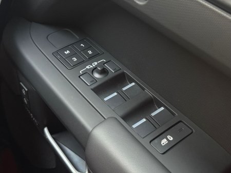 2025 Land Rover Defender - thumbnail 21