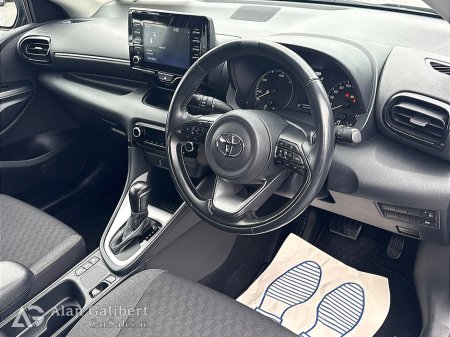 2023 Toyota Yaris 1.5 HYBRID LUNA  AUTO €18,995 thumbnail