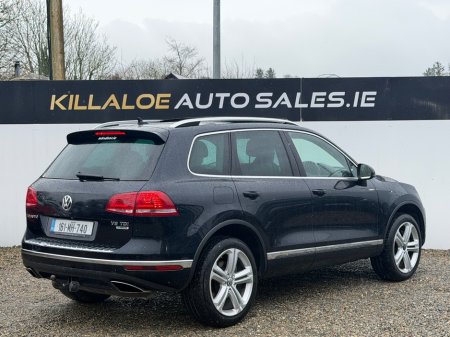 2016 Volkswagen Touareg - view 4