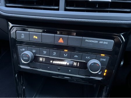 2020 Volkswagen T-Cross R-LINE 1.0 TSI PETROL MANUAL //SAT NAV//ADAPTIVE CRUISE CONTROL//REVERSE CAMERA// €18,950 thumbnail