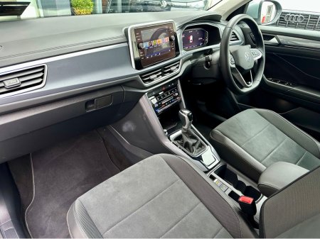 2023 Volkswagen T-Roc ++JUST 6K KML++ STYLE 1.5 TSI D7F 150HP €34,950 thumbnail