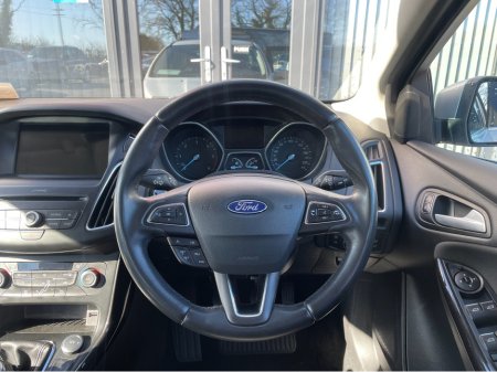 2017 Ford Focus - thumbnail 11