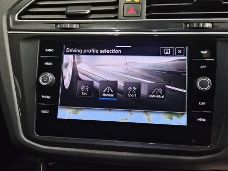 2024 Volkswagen Tiguan TIGUAN R-LINE 2.0TDI DSG 150HP €49,950 thumbnail