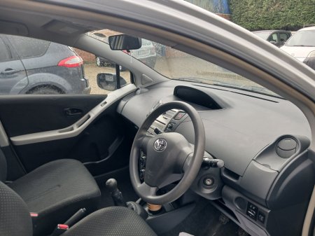 2011 Toyota Yaris - thumbnail 12