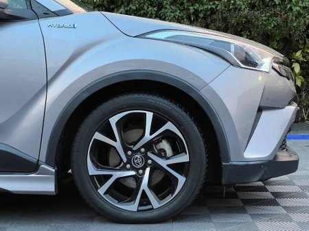 2018 Toyota C-HR G-LED EDITION 1.8 HYBRID // HEATED SEATS // DIAMOND CUT ALLOYS // ADAPTIVE CRUISE CONTROL €19,900 thumbnail