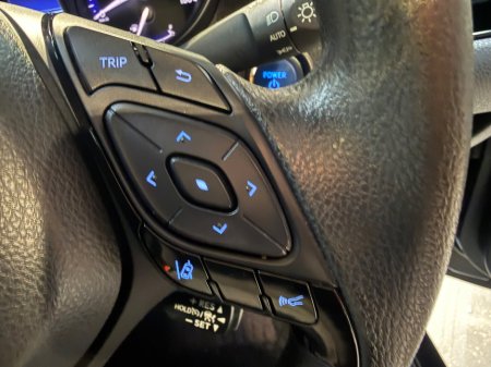 2020 Toyota C-HR 1.8 HYBRID LUNA €21,890 thumbnail