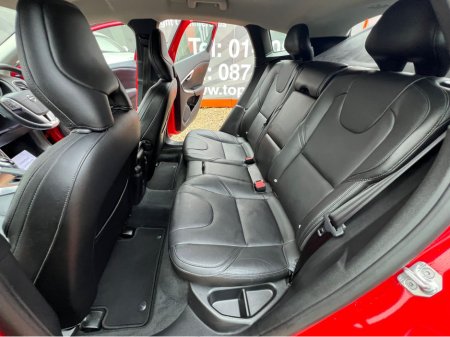 2019 Volvo V40 ==STUNNING VOLVO V40//AUTO//HUGE SPEC//FULL LEATHER// €17,500 thumbnail