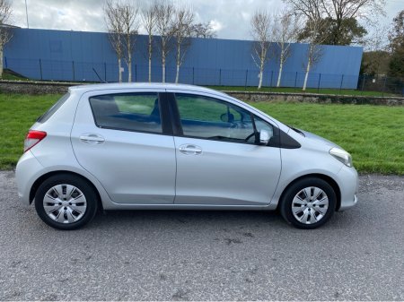 2012 Toyota Yaris - thumbnail 4