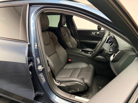 2025 Volvo V60 PLUS T6 2.0 PHEV AWD 350HP €54,990 thumbnail