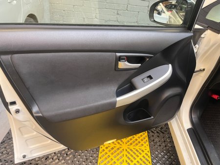 2015 Toyota Prius - thumbnail 14