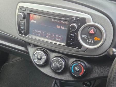 2013 Toyota Yaris - thumbnail 27