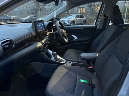 2025 Toyota Yaris - thumbnail 6