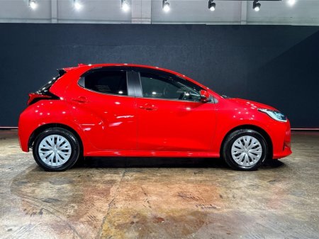 2024 Toyota Yaris - thumbnail 2