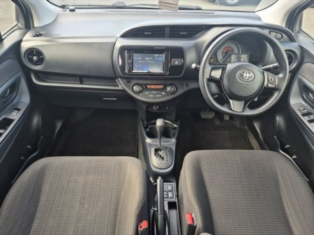 2017 Toyota Vitz - thumbnail 2