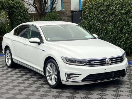 2017 Volkswagen Passat GTE 1.4 HYBRID // FULL SERVICE HISTORY // LEATHER HEATED SEATS // 18" ALLOYS // APPLE CARPLAY/ANDROID AUTO €18,900 thumbnail