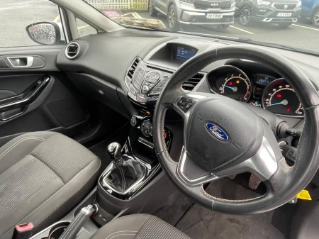 2016 Ford Fiesta - view 4