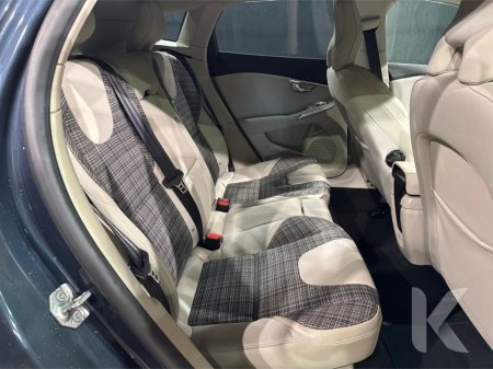 2018 Volvo V40 - thumbnail 14