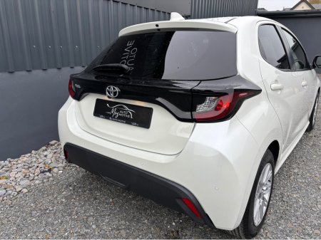 2022 Toyota Yaris - thumbnail 3