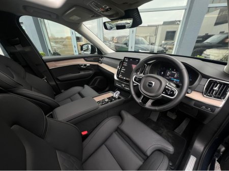 2025 Volvo XC90 T8 PLUS DARK AWD €78,950 thumbnail