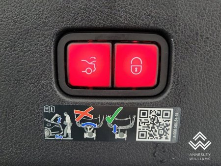 2025 Mercedes-Benz CLE CLE300e AMG Line Premium + €75,950 thumbnail