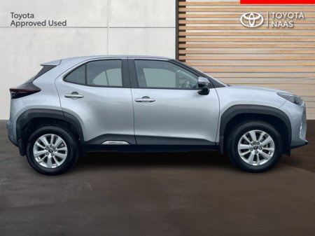 2025 Toyota Yaris Cross - thumbnail 3