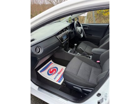 2015 Toyota Auris - thumbnail 5