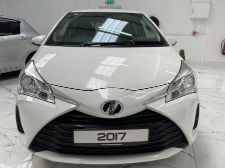 2017 Toyota Yaris - thumbnail 8