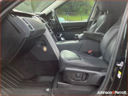 2023 Land Rover Discovery - view 3