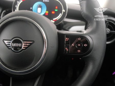 2024 MINI Hatch 3-Door Cooper Classic €29,900 thumbnail