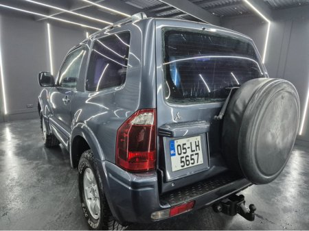 2005 Mitsubishi Shogun - thumbnail 10