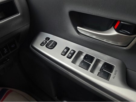 2013 Toyota Prius Alpha - thumbnail 18