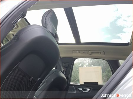 2025 Volvo XC60 T6 350 bhp AWD PHEV Ultra Bright (Three Year Volvo Warranty + Two Year Volvo Service Plan) €69,900 thumbnail