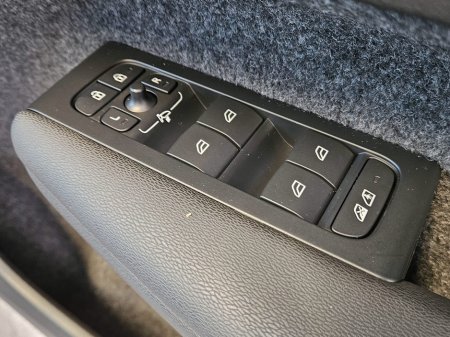 2023 Volvo XC40 - thumbnail 11