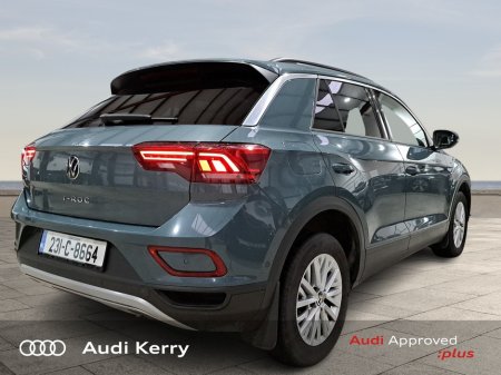 2023 Volkswagen T-Roc LIFE 2.0 TDI 116HP WITH HEATED SEATS AND REAR CAMERA €31,900 thumbnail