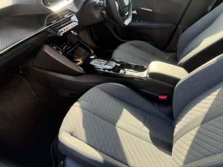 2025 Peugeot 2008 - thumbnail 8