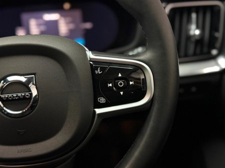 2025 Volvo V60 PLUS T6 2.0 PHEV AWD 350HP €54,990 thumbnail