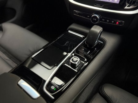 2025 Volvo V60 PLUS T6 2.0 PHEV AWD 350HP €54,990 thumbnail