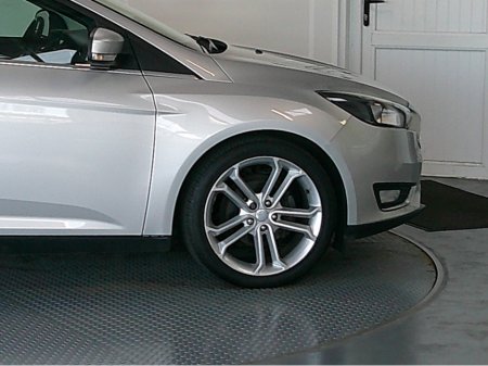 2017 Ford Focus - thumbnail 29