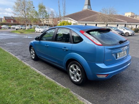 2010 Ford Focus - thumbnail 6