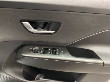 2024 Hyundai Kona 1.6 HYBRID Elegance Auto €29,995 thumbnail