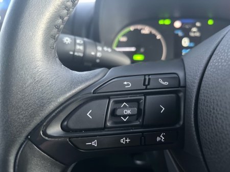 2024 Toyota Yaris YARIS HYBRID 1.5 LUNA €25,444 thumbnail