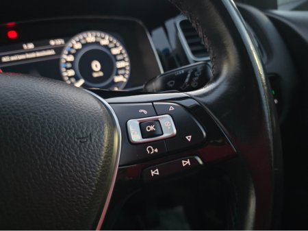 2017 Volkswagen Golf ( 172 REG ) HIGHLINE 1.4 MK7.5 SAT NAV PACK - VIRTUAL CLOCKS -REVERSE CAMERA - NAVIGATION - CARPLAY - ANDROID AUTO- BLIND SPOT REAR TRAFFIC ASSIST - DISCOVER PRO €17,950 thumbnail