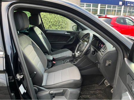 2020 Volkswagen Tiguan R-LINE 4MOTION AUTOMATIC 2.0 DIESEL //LOW MILES//HIGH SPEC//HEATED FRONT AND REAR SEATS//HEAD UP DISPLAY//360 PARKING CAMERAS// €34,950 thumbnail