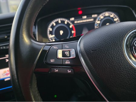 2017 Volkswagen Golf ( 172 REG ) HIGHLINE 1.4 MK7.5 SAT NAV PACK - VIRTUAL CLOCKS -REVERSE CAMERA - NAVIGATION - CARPLAY - ANDROID AUTO- BLIND SPOT REAR TRAFFIC ASSIST - DISCOVER PRO €17,950 thumbnail