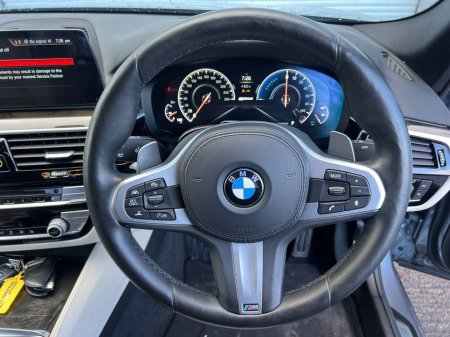 2019 BMW 5 Series 530e M-SPORT COMPETITION 2.0 HYBRID // HEADS-UP DISPLAY // 4 HEATED SEATS // 360 VISUAL PARKING ASSIST €29,900