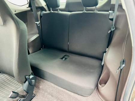 2011 Toyota iQ - thumbnail 6