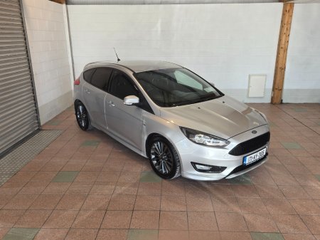 2017 Ford Focus - thumbnail 2