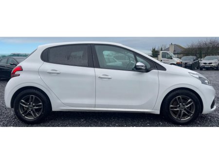 2016 Peugeot 208 1.2 Petrol Automatic LOW KM €9,900 thumbnail